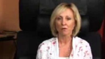 patient explaining how neurofeedback therapy help her addiction recovery